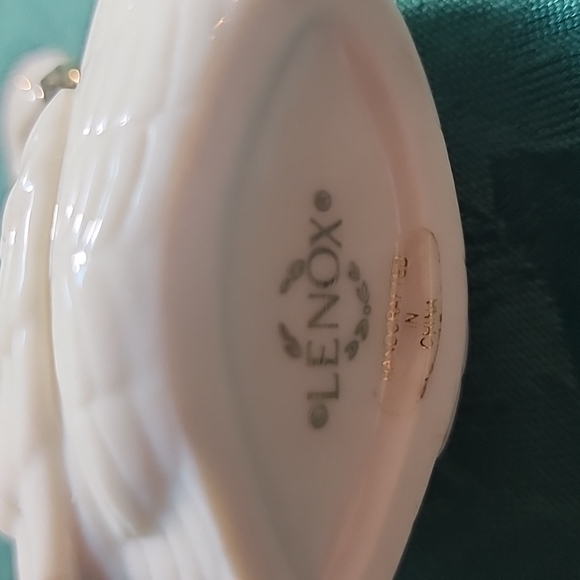 Vintage Lenox Swan with 24 karat gold embellishment on beak - Picture 2 of 4